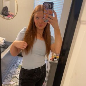 Fitted blue ribbed top with sinched sleeve